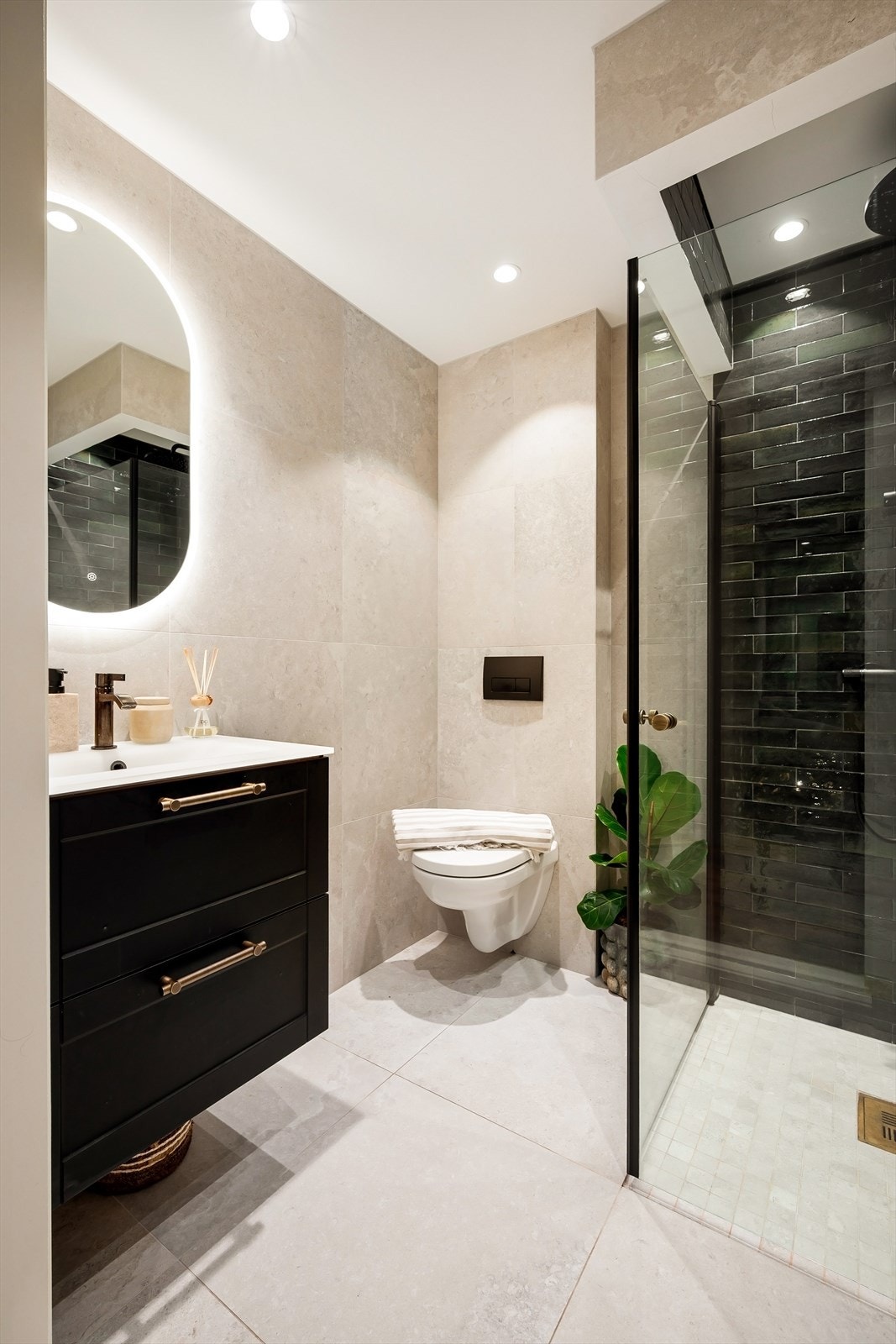 Bad 2 med adkomst fra gang fra 2024, med nedsenket dusjsone, regnfallsdusj, veggmontert wc, servant og elektrisk håndkletørker. Mekanisk avtrekk over himling. Galleribilde