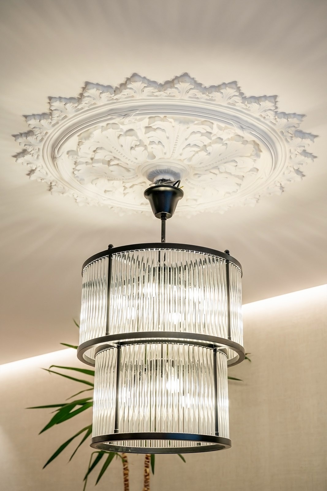 Klassiske detaljer som rosetter og god takhøyde. Galleribilde