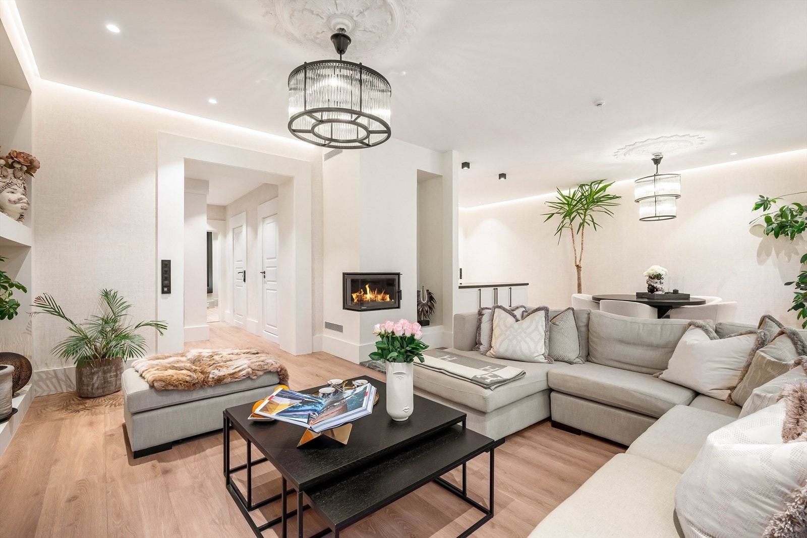 Leiligheten har lekker enstavs gulv og veggtapeter i lune farger. Galleribilde