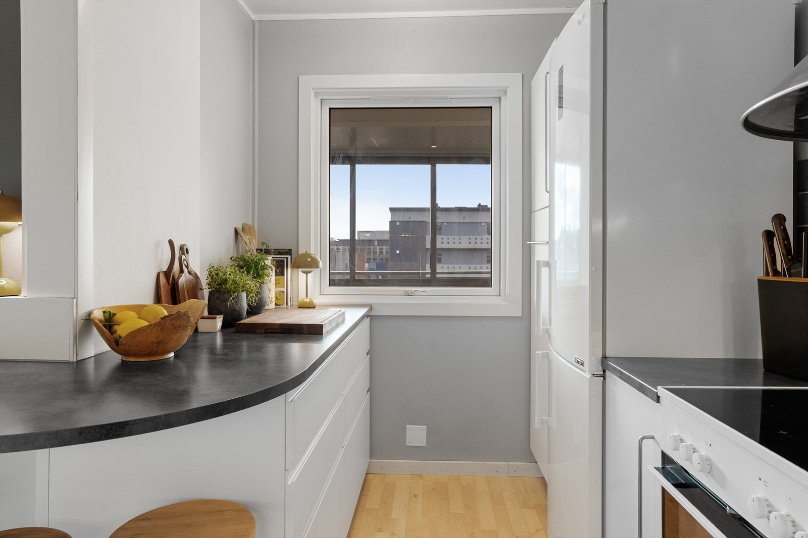 Kjøkkenet har opplegg for vaskemaskin og oppvaskemaskin Galleribilde