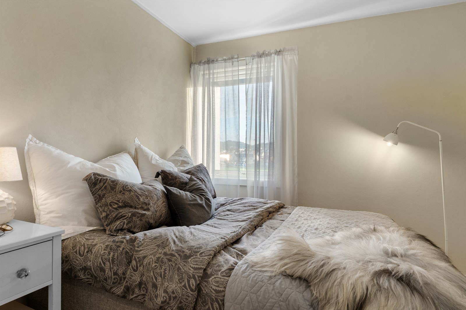 Leiligheten er innholdsrik med totalt fire soverom Galleribilde