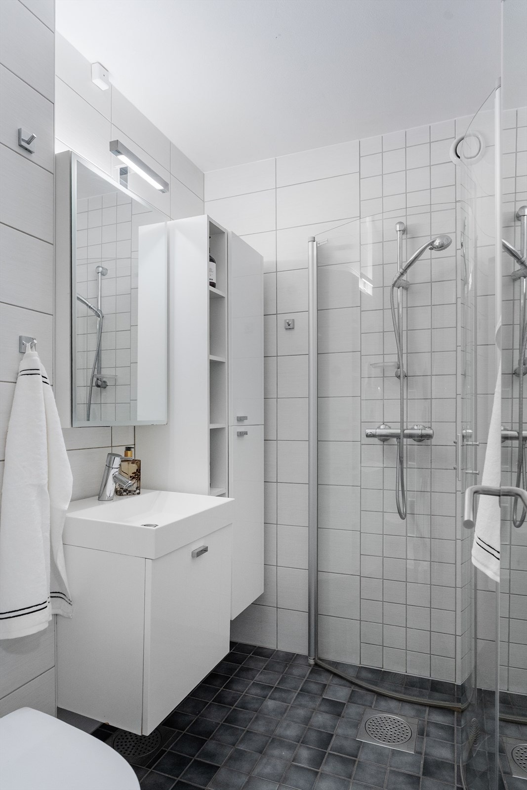 Delikat, helfliset bad med varmekabler i gulvet Galleribilde