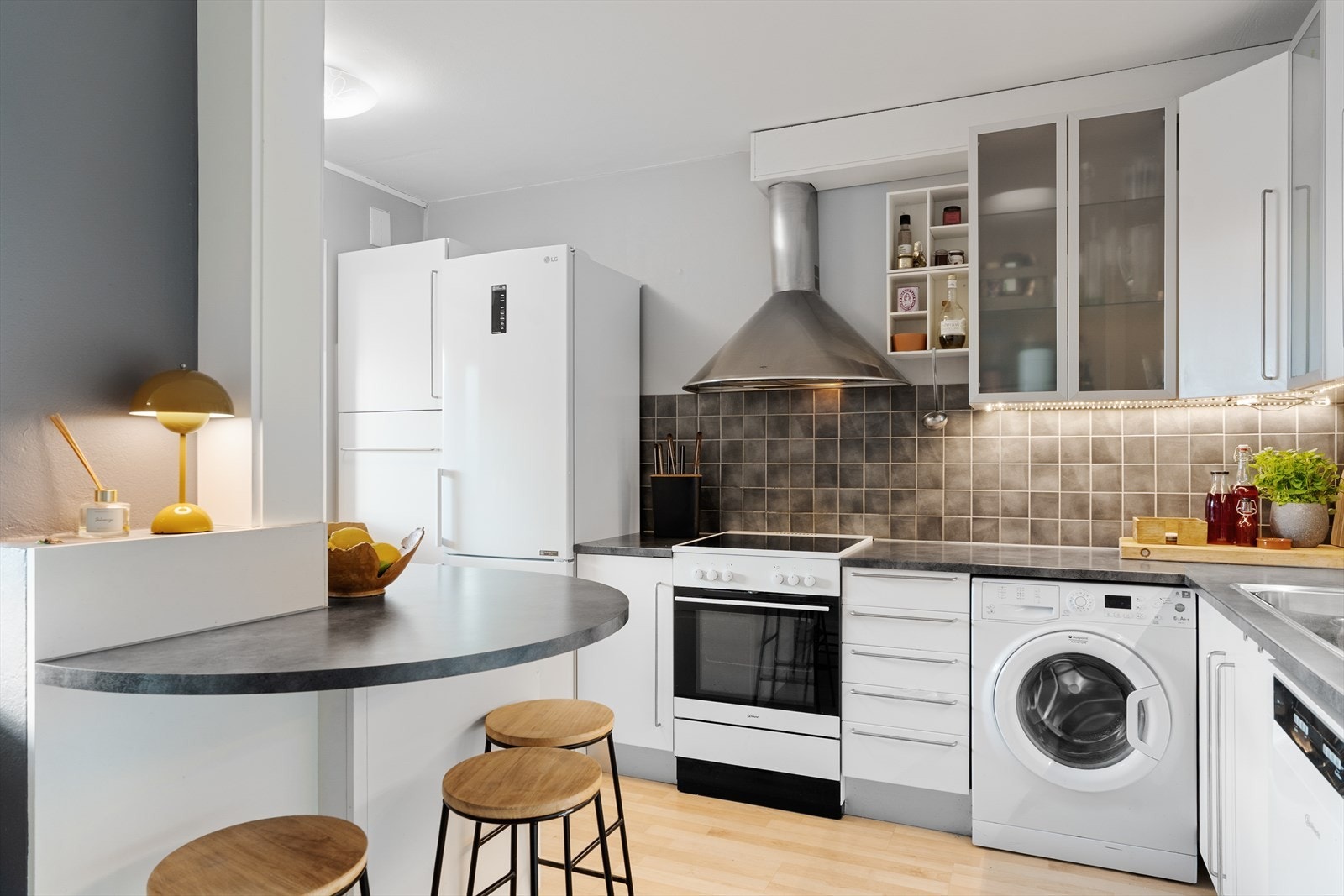 Pent og tidsløst kjøkken med god skap- og benkeplass Galleribilde