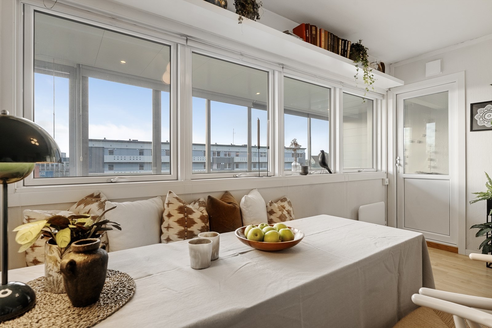 God plass til stort spisebord og sofagruppe Galleribilde