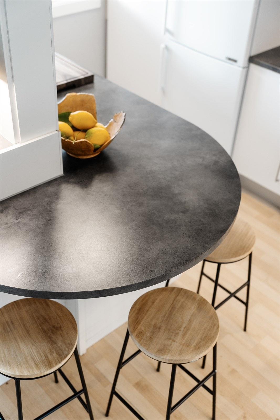 Praktisk og sosial barløsning på kjøkkenet Galleribilde