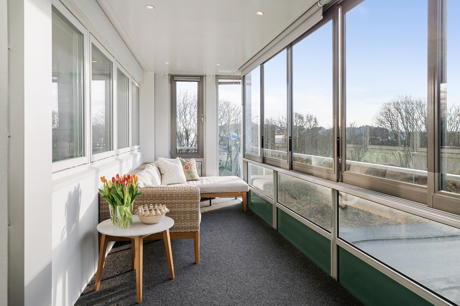 Leiligheten har en stor, innglasset terrasse som kan benyttes hele året Galleribilde