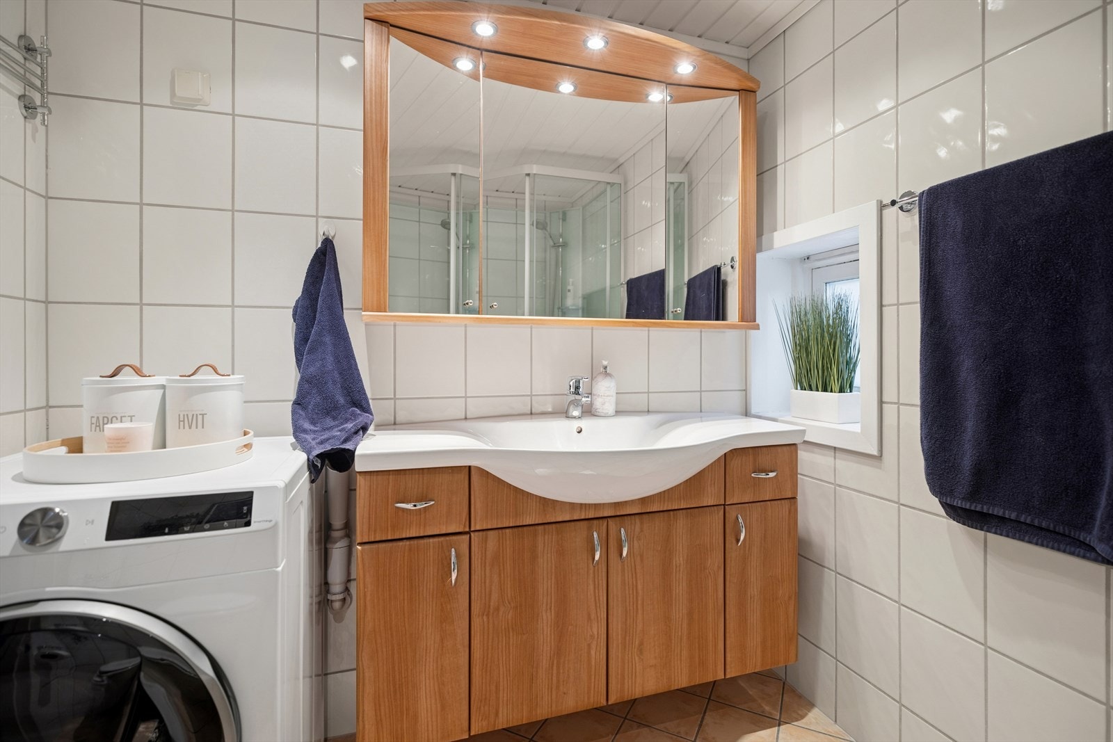 Speilskap og servantskap gir praktisk oppbevaring på badet. Galleribilde