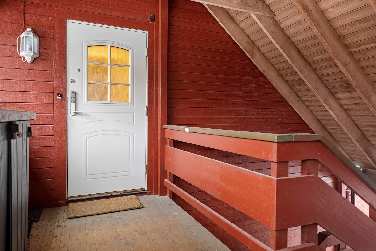 Det er utvendig trapp, under tak - som fører opp til inngangsdøren i 2. etasje. Utebelysning og praktisk kodelås på døren. Galleribilde