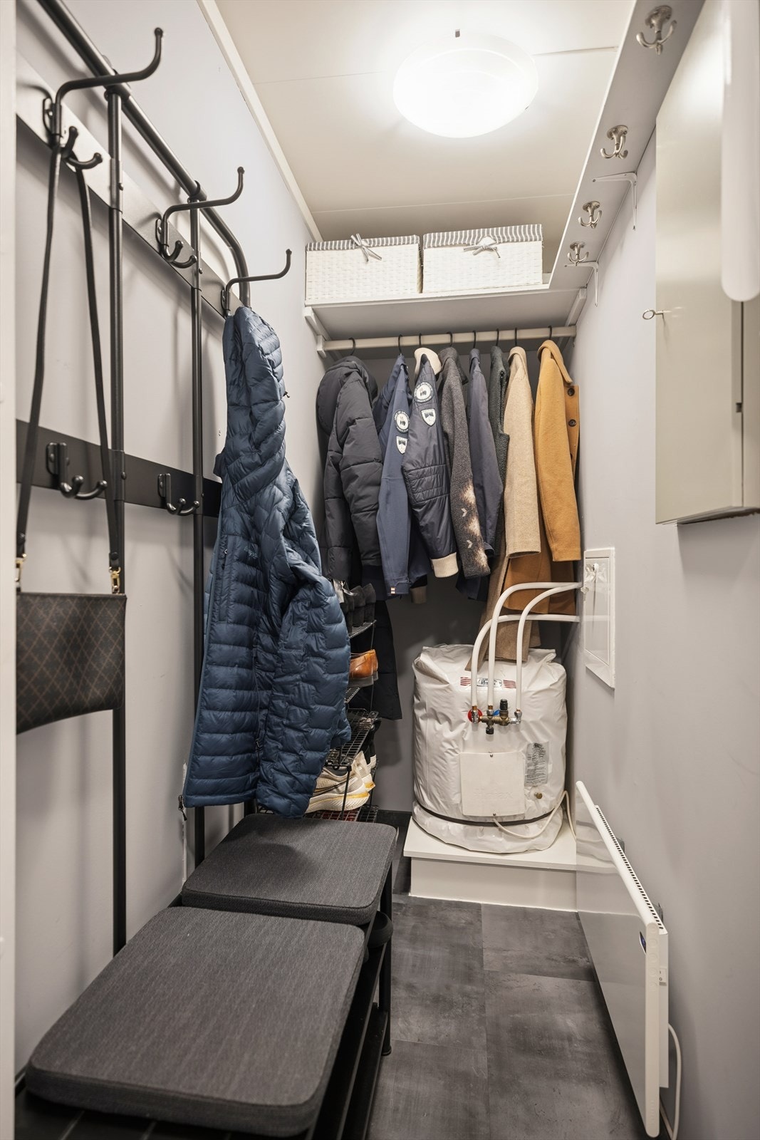 Bod med garderobeløsning tilknyttet entreen. Galleribilde