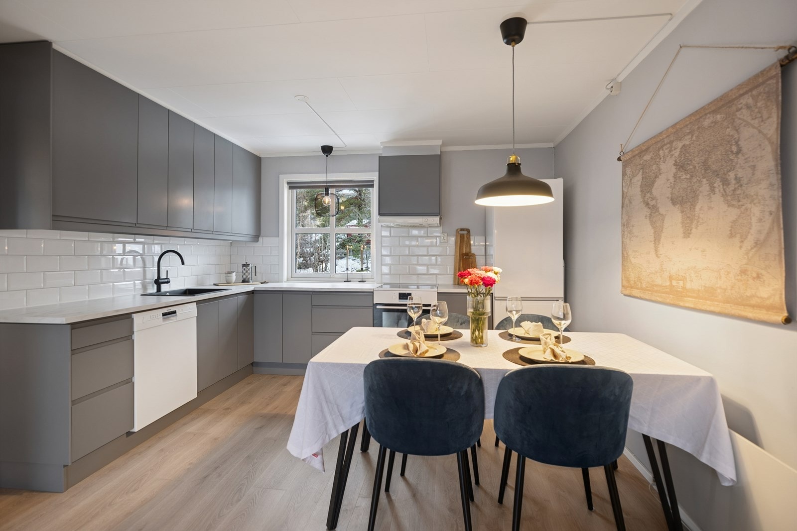 Det er godt med skuffer, skap- og benkeplass på det pene kjøkkenet. Galleribilde