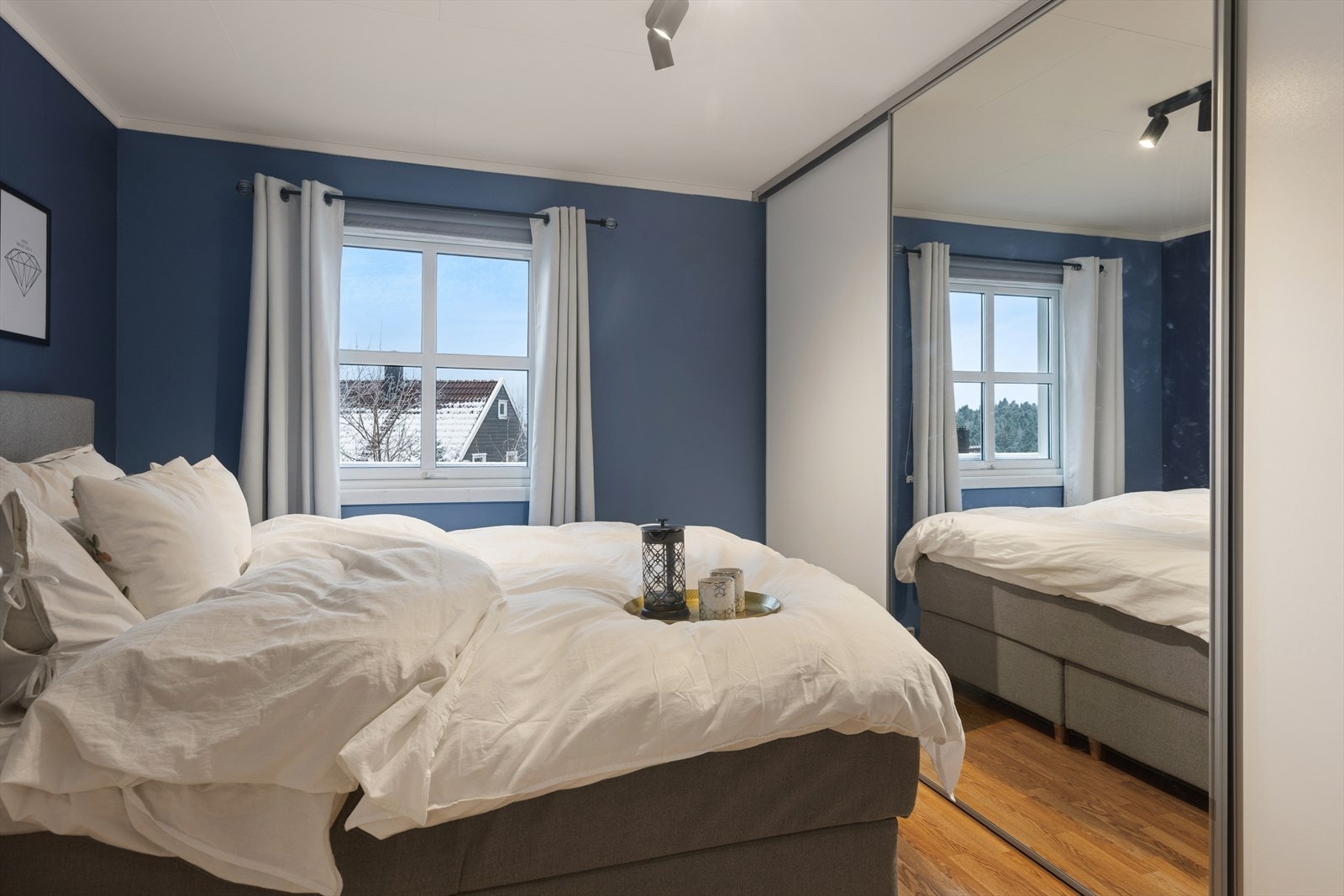 Skyvedørsgarderobe med speil gir effektiv oppbevaring og god romfølelse. Pax innredning fra 2024. Galleribilde