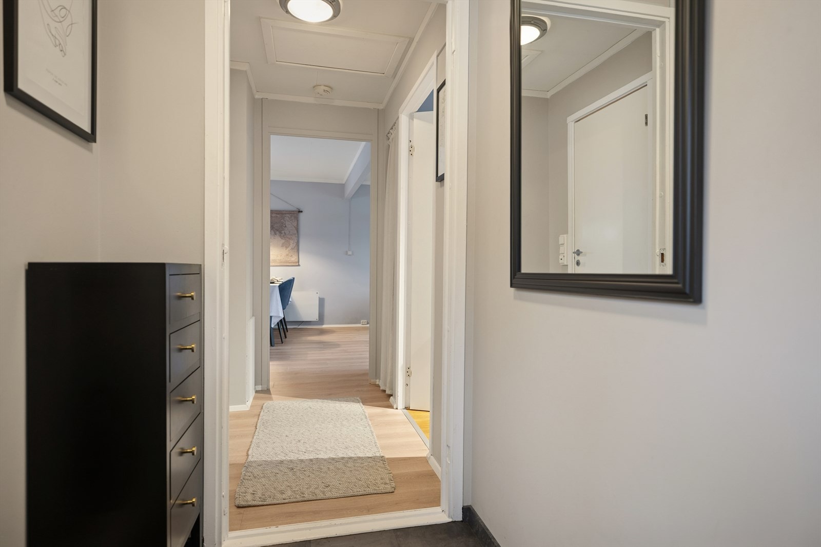 Entré mot gang. Vegger er malt i lyse farger. Galleribilde