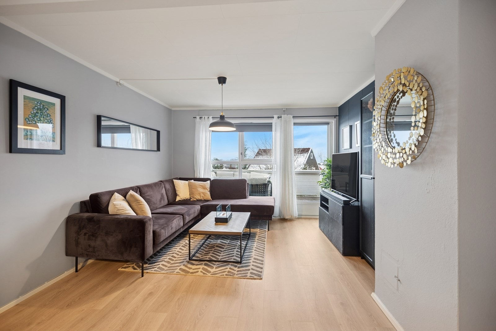 Fra stuen er det utgang til den store terrassen. Det er pipeløp i stuen som gir muligheten for å sette inn en koselig peis. Galleribilde