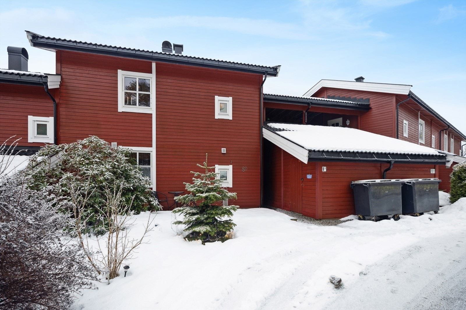 Boligen ligger i 2. etasje som også er øverste etasje. Det medfølger praktisk utebod. Ifm. rehabilitering av taket i 2021 ble det utskiftet underlagspapp, lekter og takstein. Galleribilde