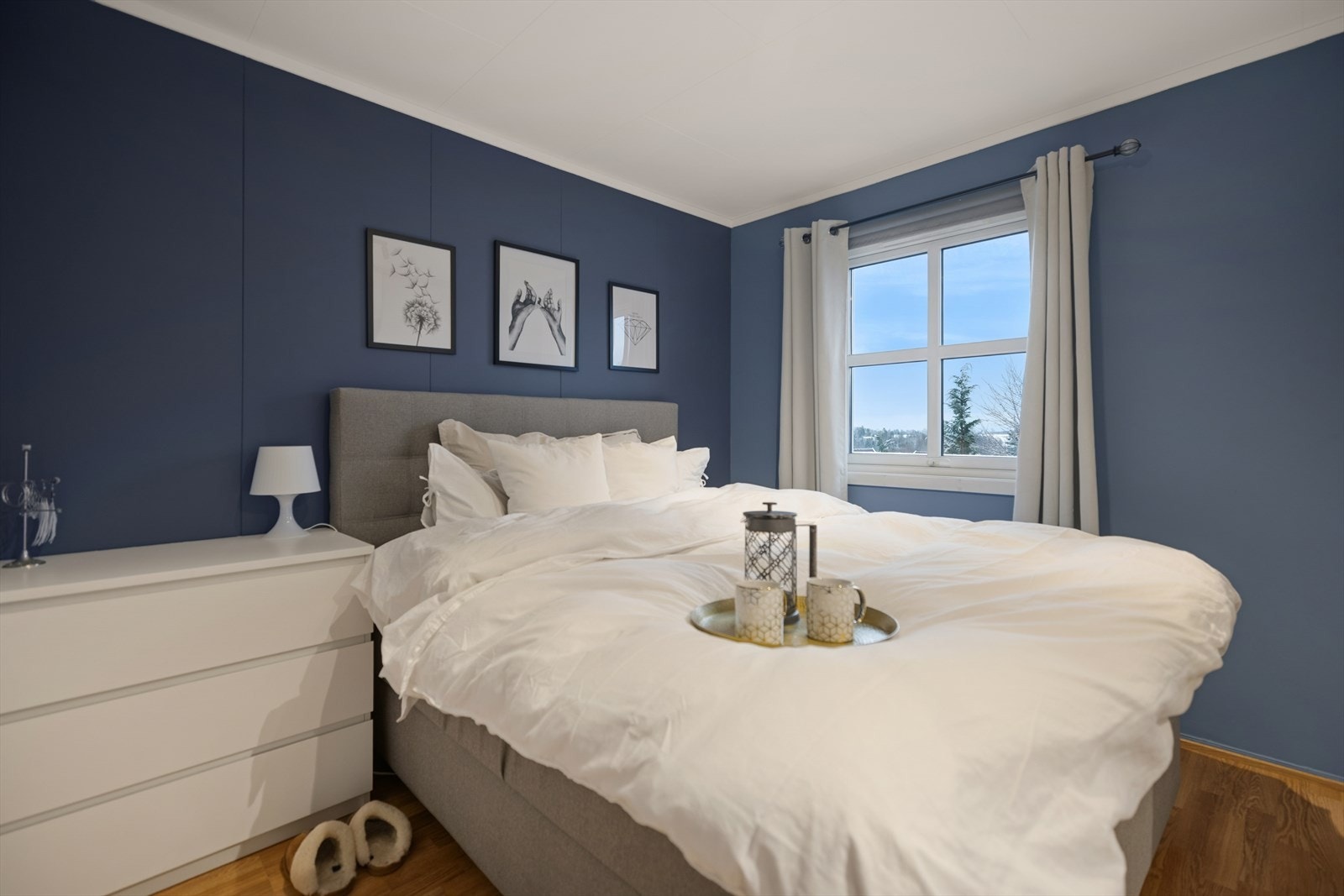 Soverommet er av god størrelse. Veggene er malt i en mørk og behagelig farge. Galleribilde