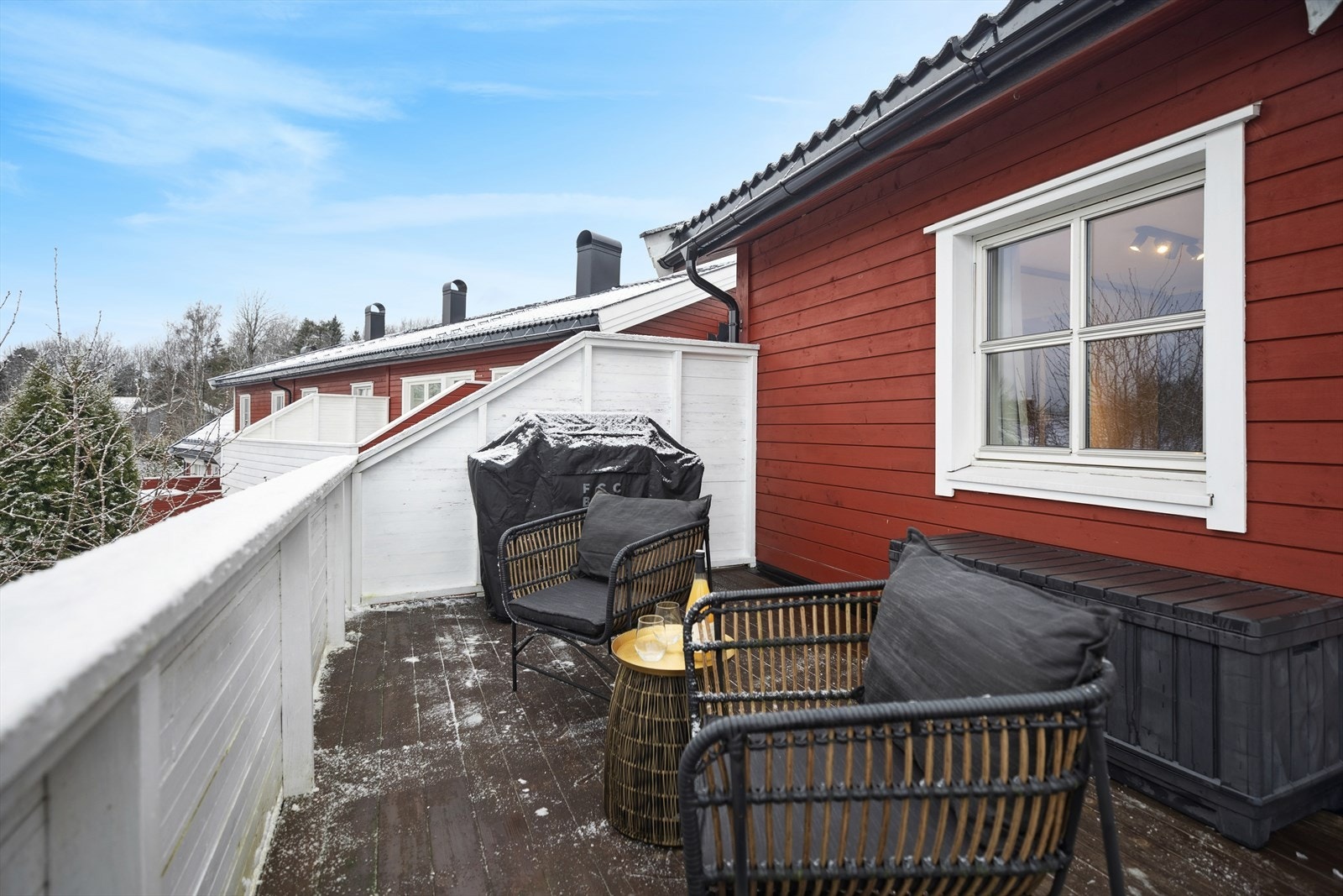 Invitér familie og venner til grillfest på den store terrassen. I 2021 ble det etterisolert med 5cm og lagt ny panel på denne sydveggen. Galleribilde