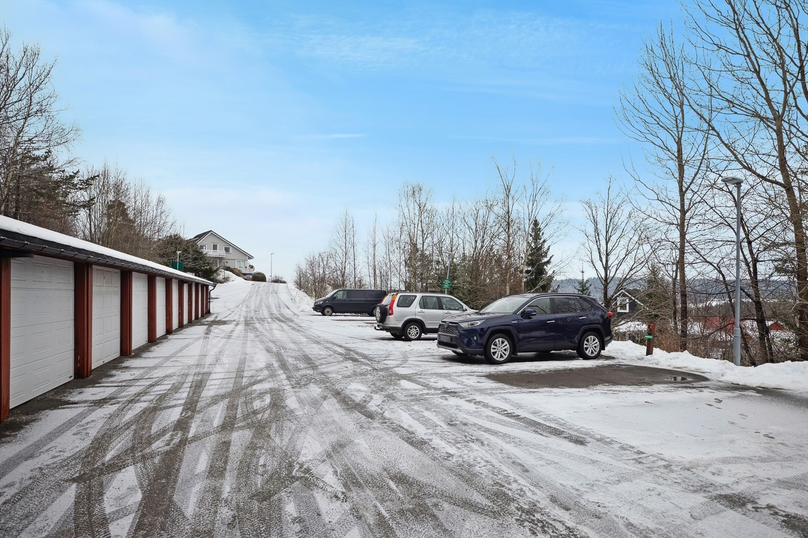 Det medfølger fast biloppstillingsplass med mulighet for etablering av el-lader. Galleribilde