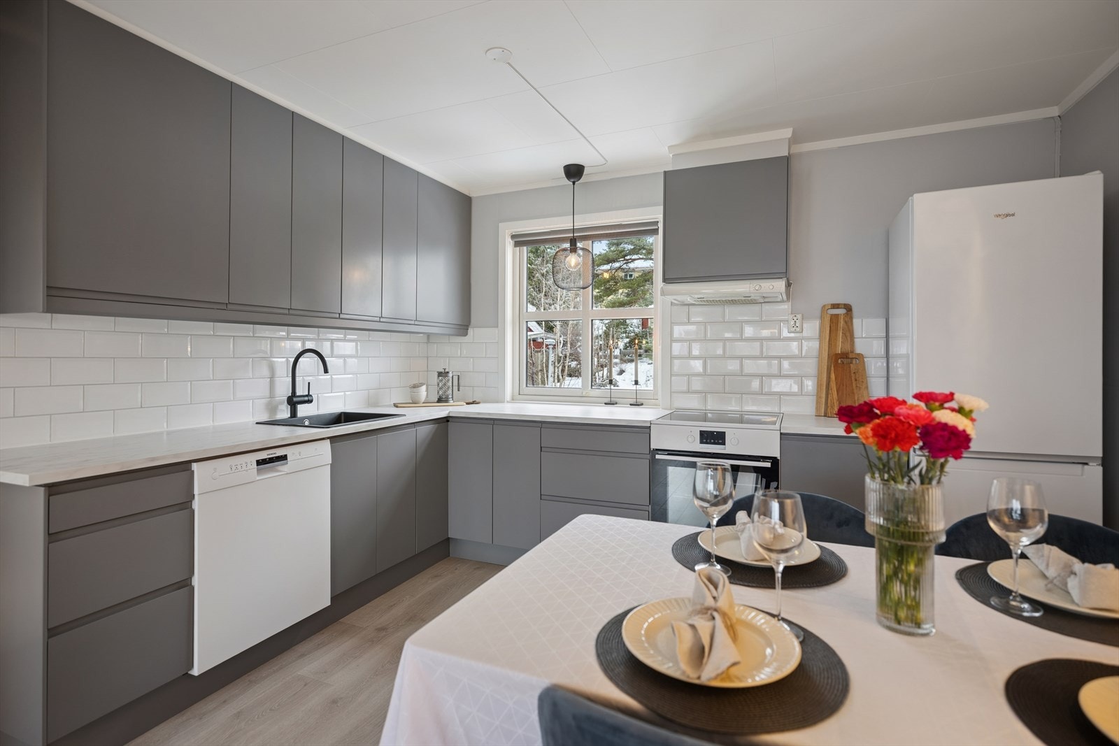 Moderne kjøkkeninnredning fra Ikea fra 2012, med nye fronter, benkeplate og fliser over benk fra 2022. Galleribilde