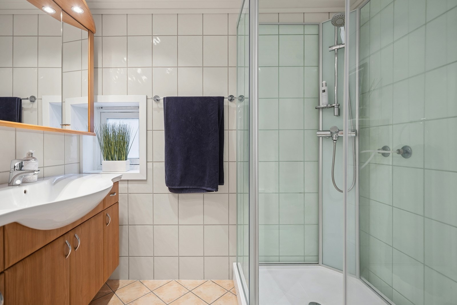 Badet ble oppusset ca. år 2006. Varmekabler gir god varme på badet. Galleribilde