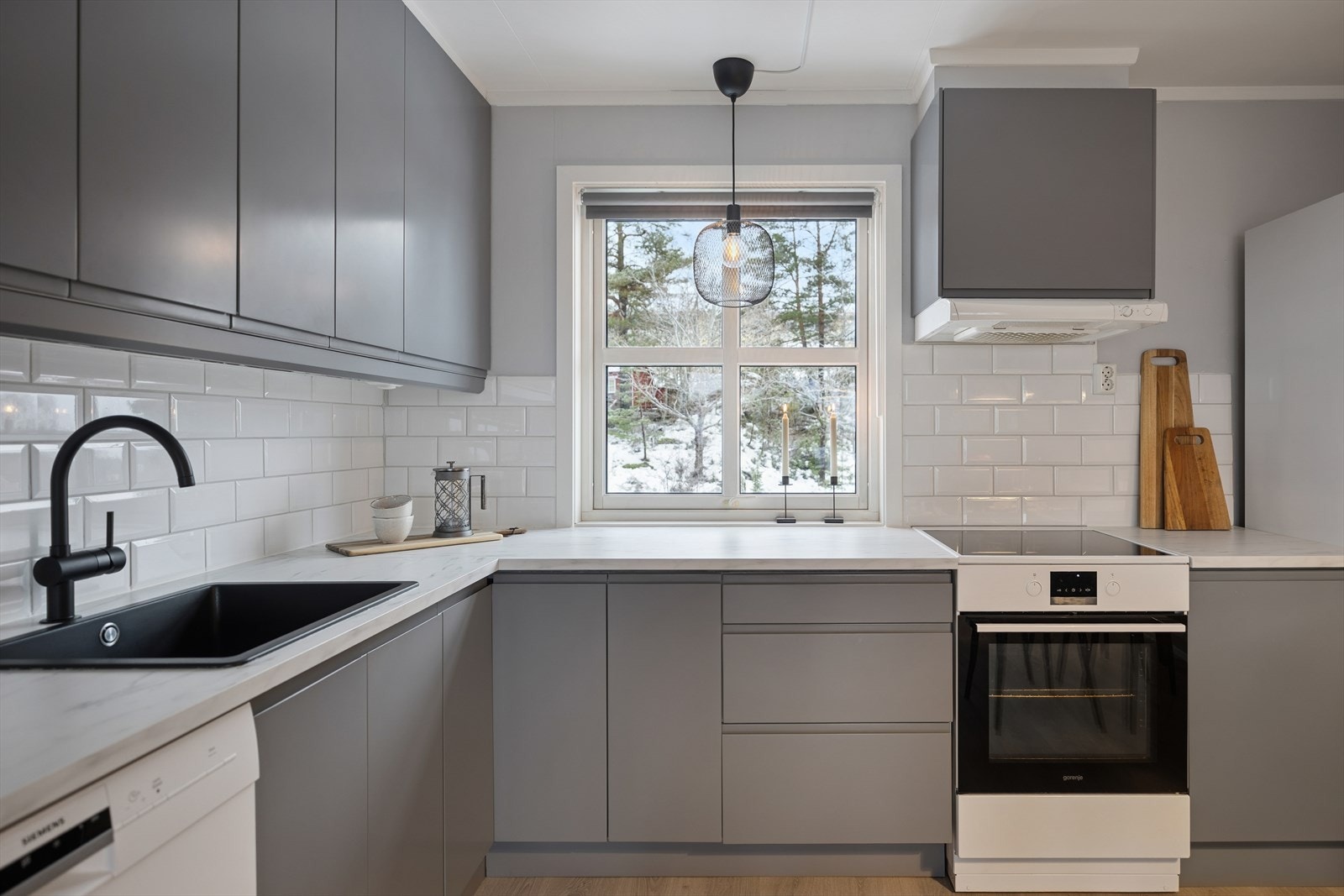 Det er frittstående komfyr, kjøl- fryseskap og oppvaskmaskin som medfølger. Mekanist avtrekk via ventilator med luft ut. Galleribilde