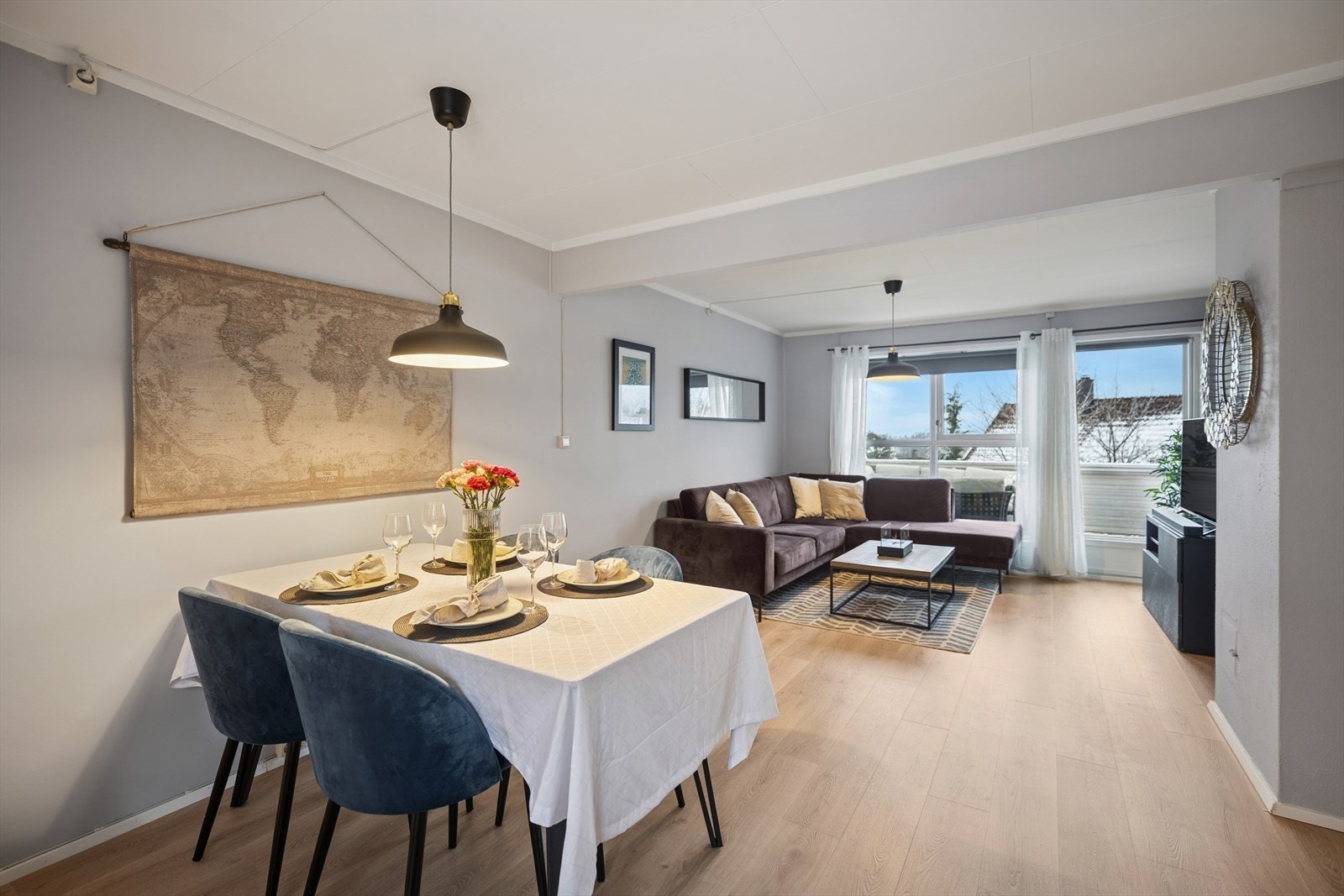 Det er god plass til spisebord i åpne løsningen mellom stue og kjøkken. Legg merke til det pene laminatgulvet som ble lagt i 2022. Galleribilde