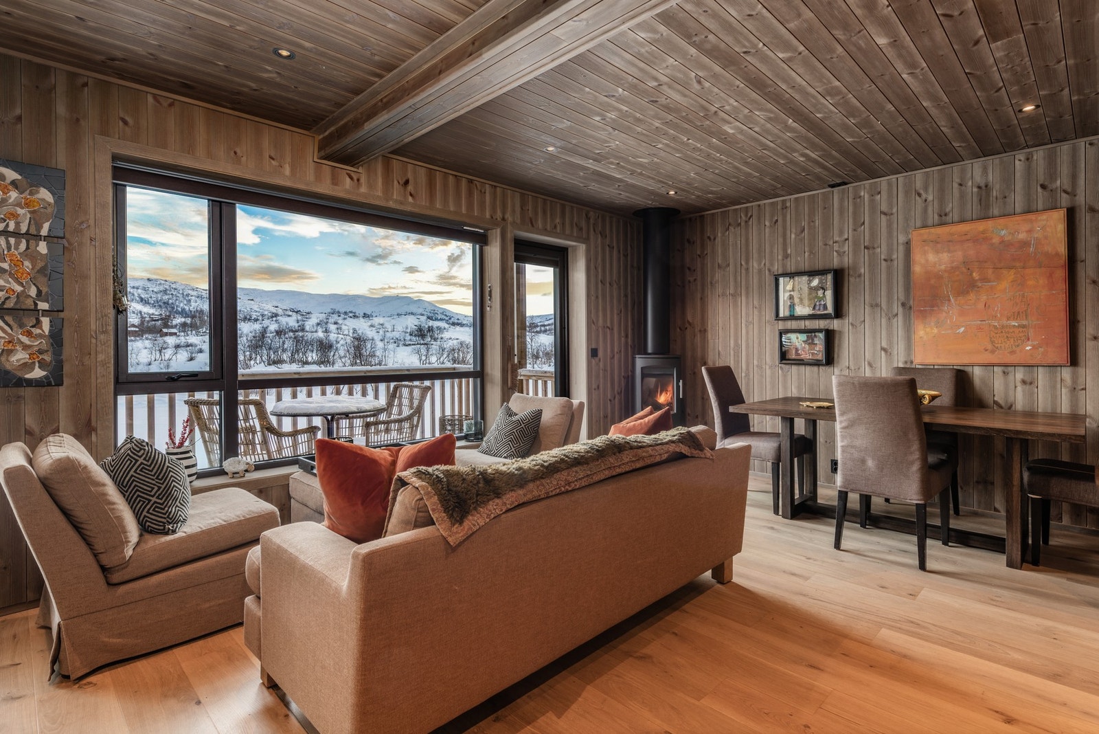 Samle familien til en hyggelig spillkveld etter en dag ute i fjellet Galleribilde