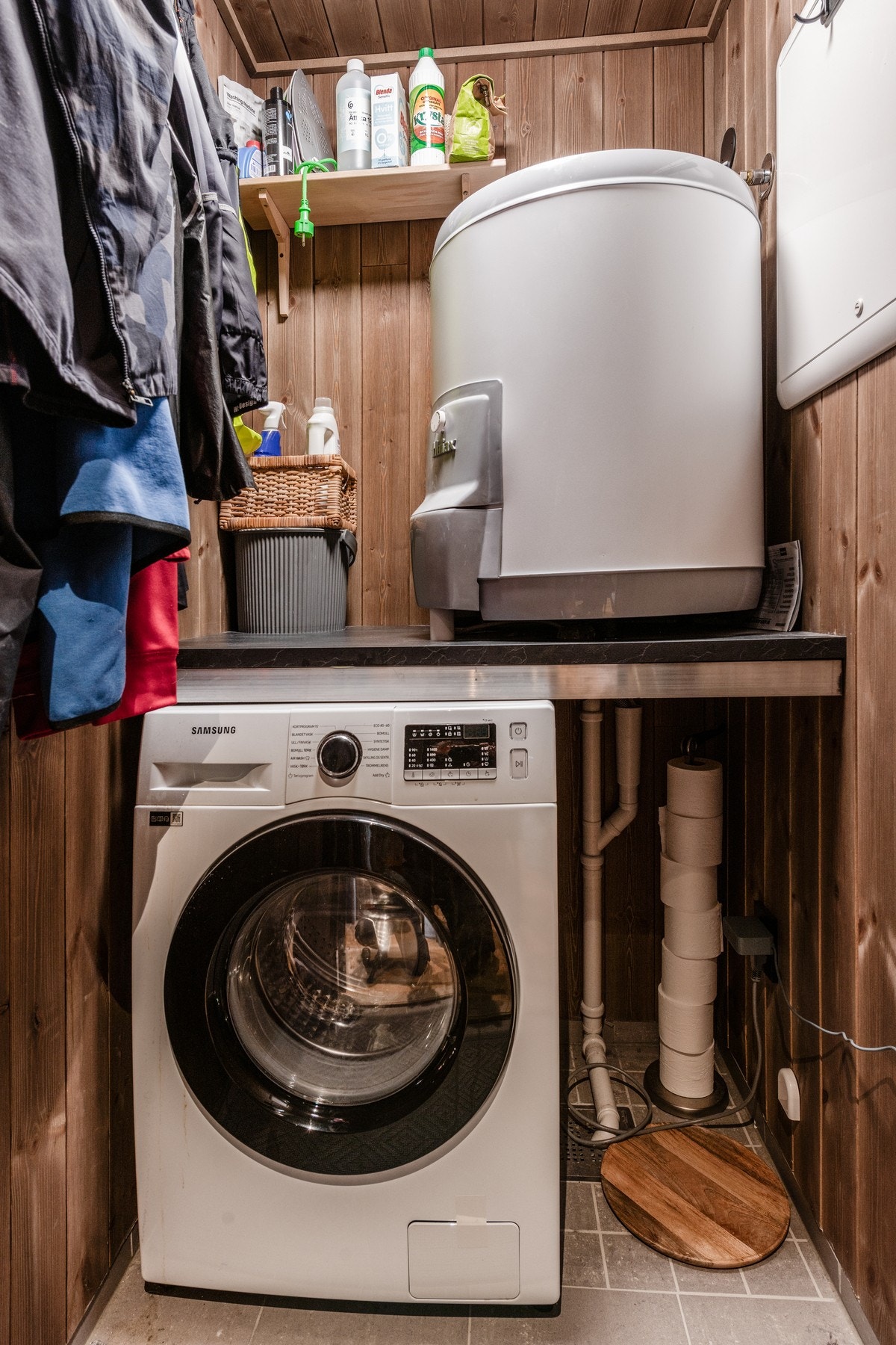 Praktisk bod / teknisk rom med opplegg for vaskemaskin Galleribilde