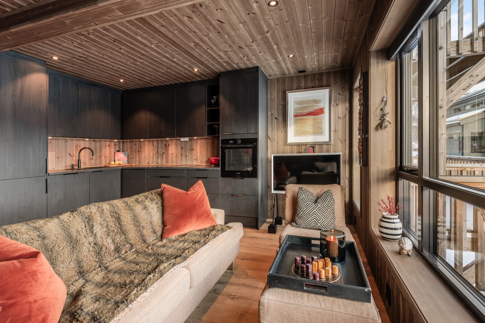 Kryp opp i sofakroken og senk skuldrene Galleribilde