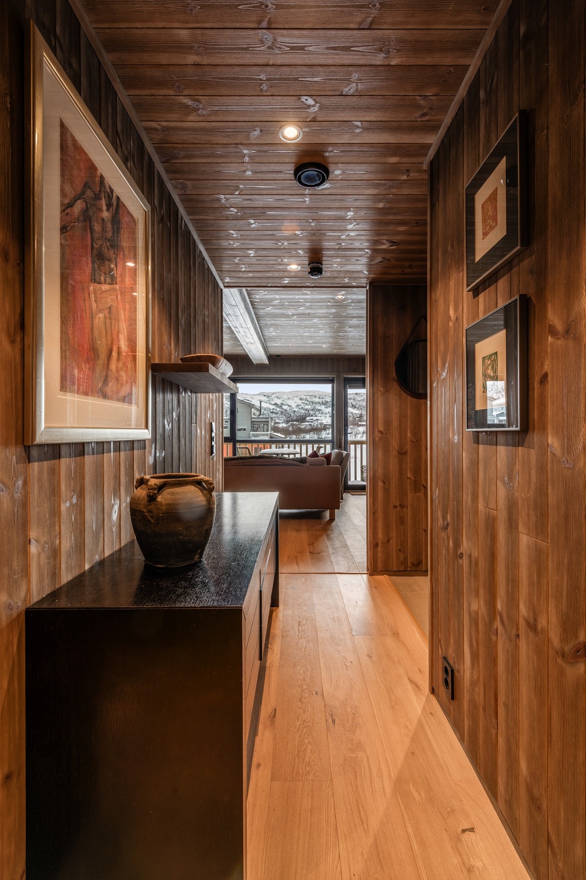 Praktisk planløsning som gjør hytta åpen og sosial Galleribilde