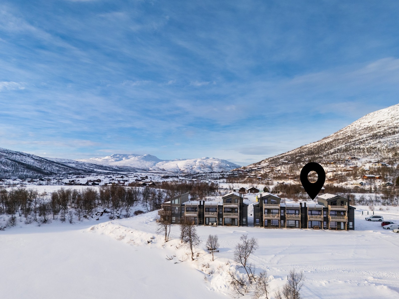 Eiendomsmegler MNEF/Partner/Økonom - Ådne Holestøl Hognerud ønsker velkommen til Løken 121. (Foto: Terje Bjørnsen) Galleribilde