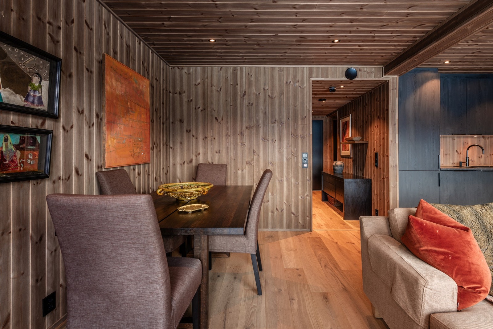 Praktisk planløsning som gjør leiligheten åpen og sosial Galleribilde