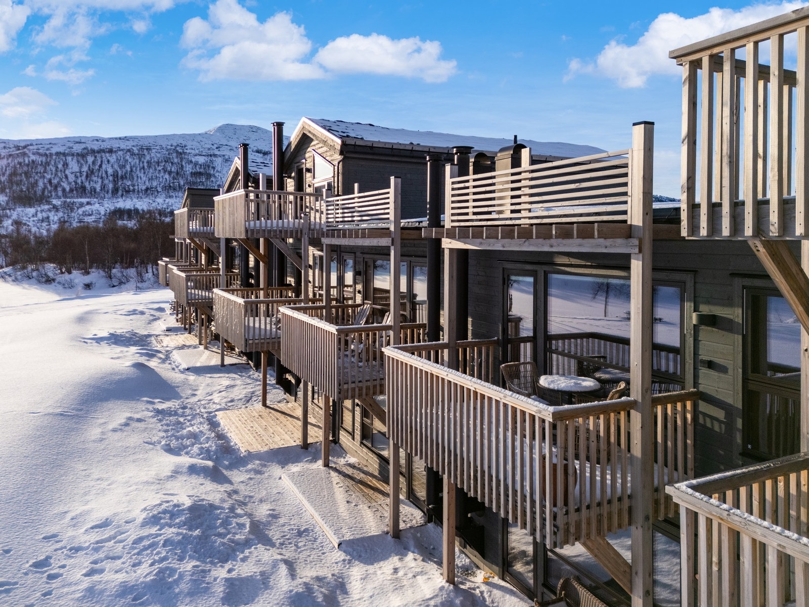 Ut fra stuen har man en koselig og solrik balkong Galleribilde