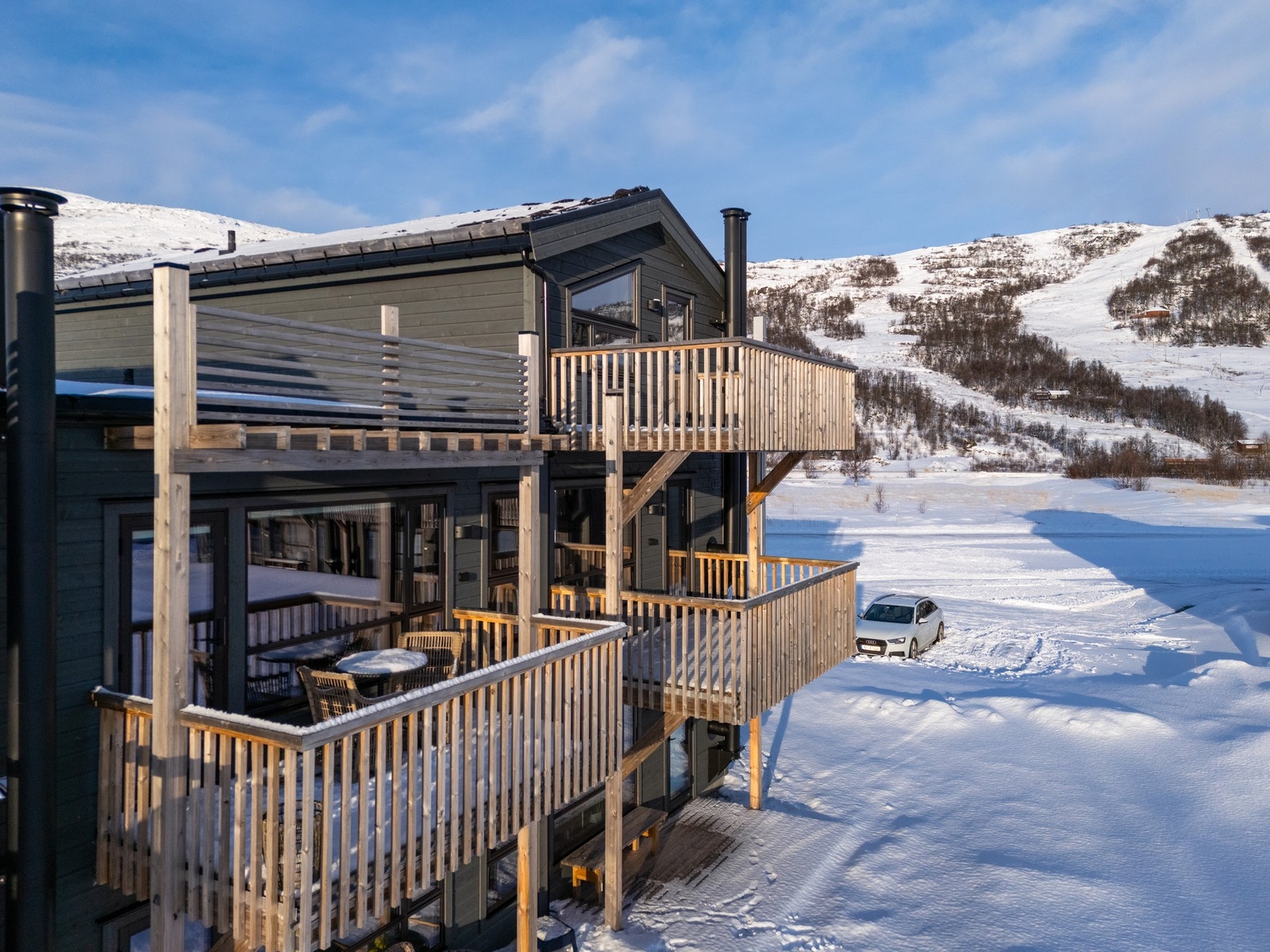Ut fra stuen har man en koselig og solrik balkong Galleribilde