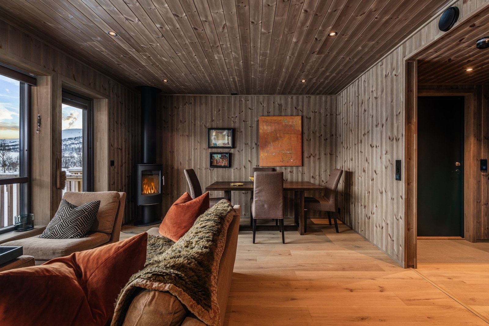 Praktisk planløsning som gjør leiligheten åpen og sosial Galleribilde