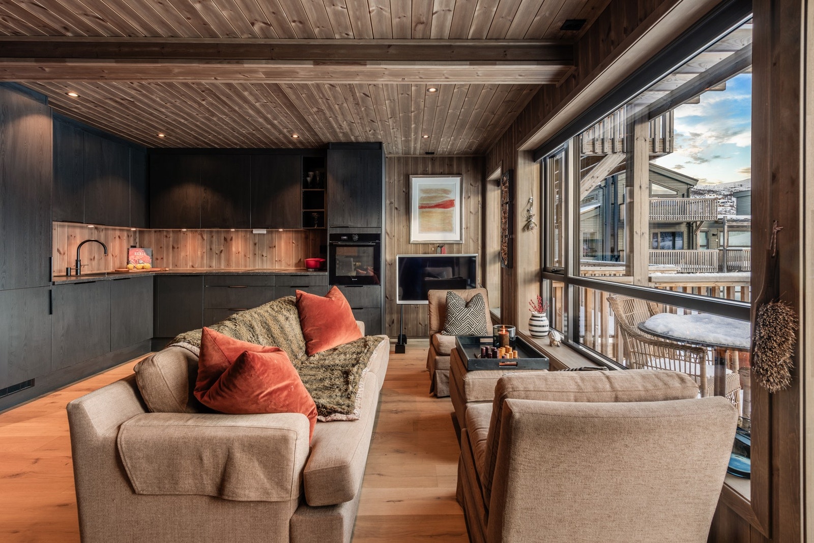 Stuen er åpen og romslig med utgang til uteareal Galleribilde