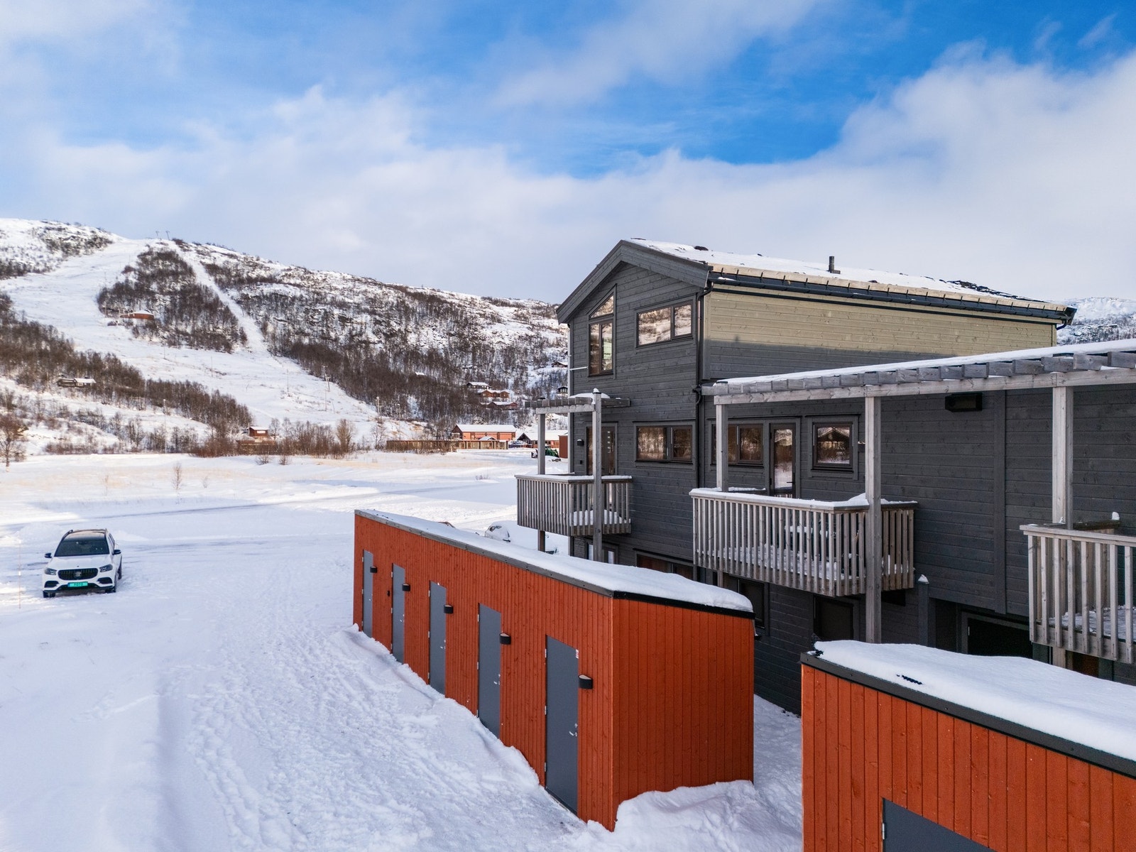 Det medfølger en ekstern bod som gir rikelig med lagringsplass til ski, sykler eller annet utstyr Galleribilde