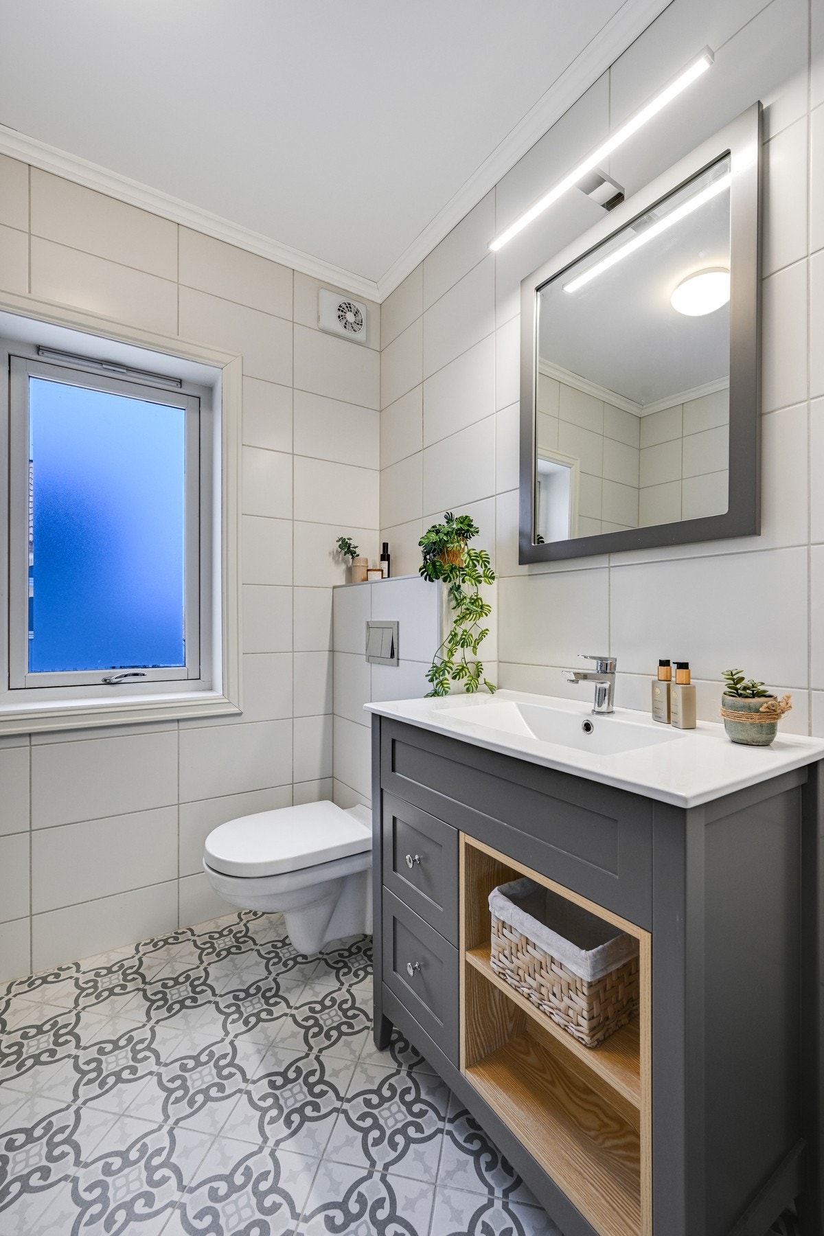 Pent, flislagt bad fra 2022 med varmekabler Galleribilde