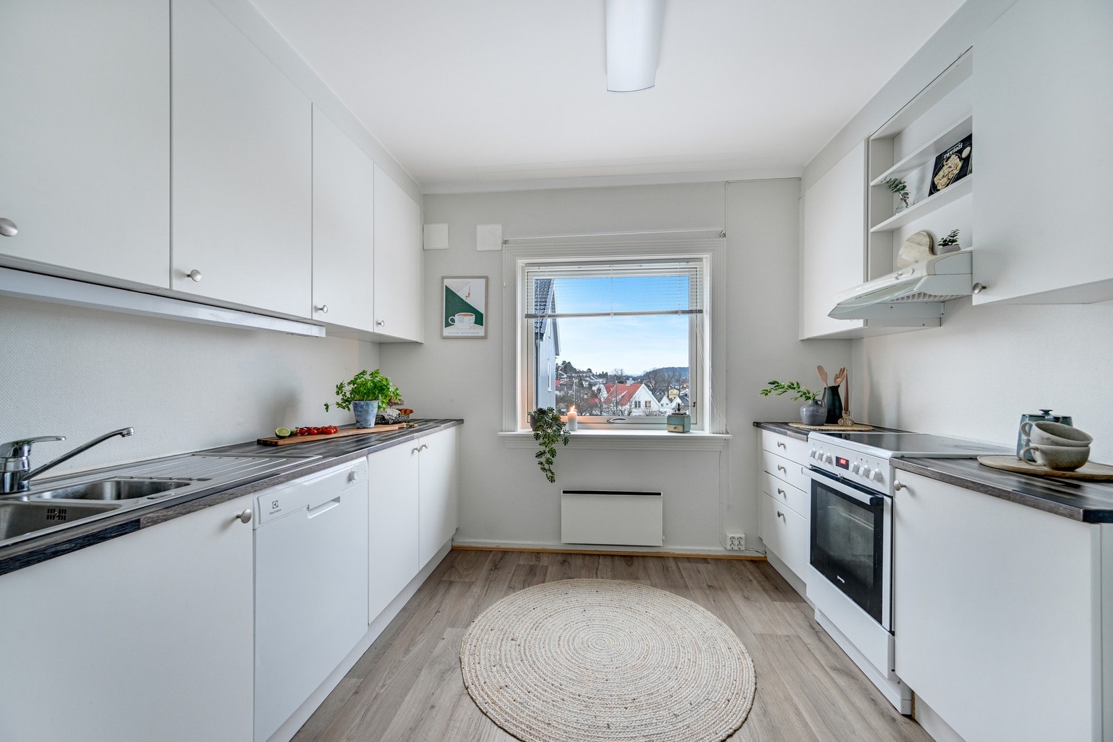 Kjøkken med god plass og mye skap- og benkeplass Galleribilde