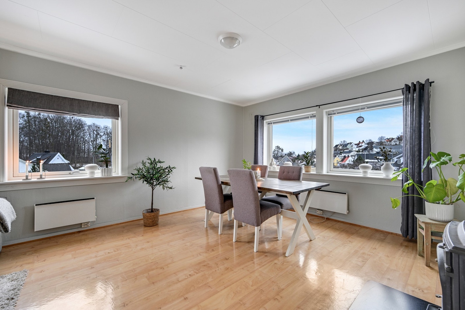 Store vindusflater sørger for mye naturlig lys Galleribilde