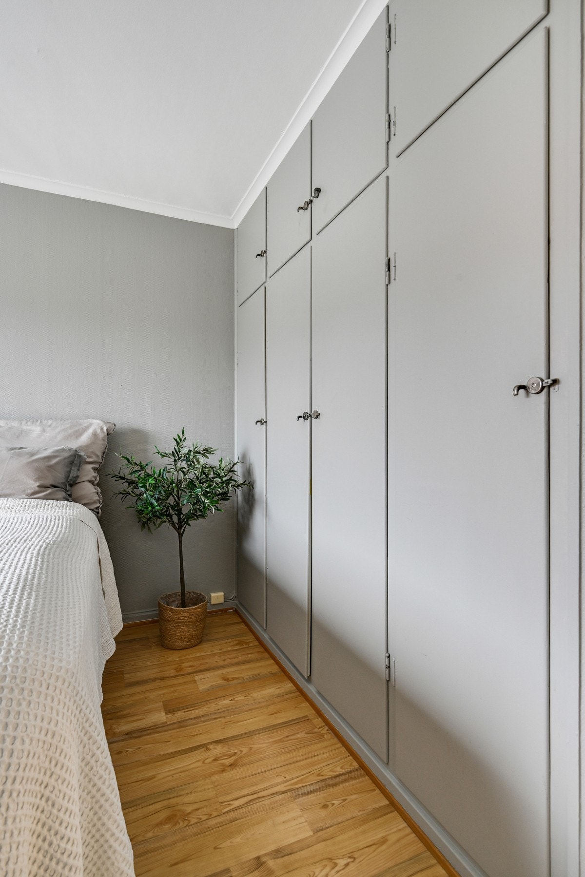 Soverom med mye skapplass Galleribilde