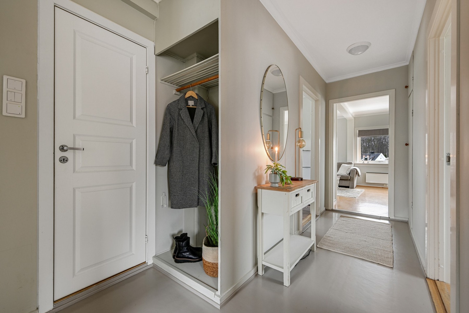 Hyggelig gang med plass til å henge fra seg yttertøy og sette fra seg sko Galleribilde