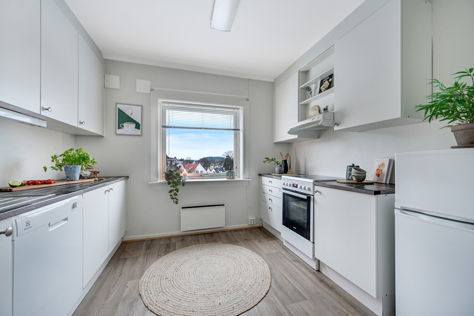 Hvite slette fronter og benkeplate i laminat Galleribilde