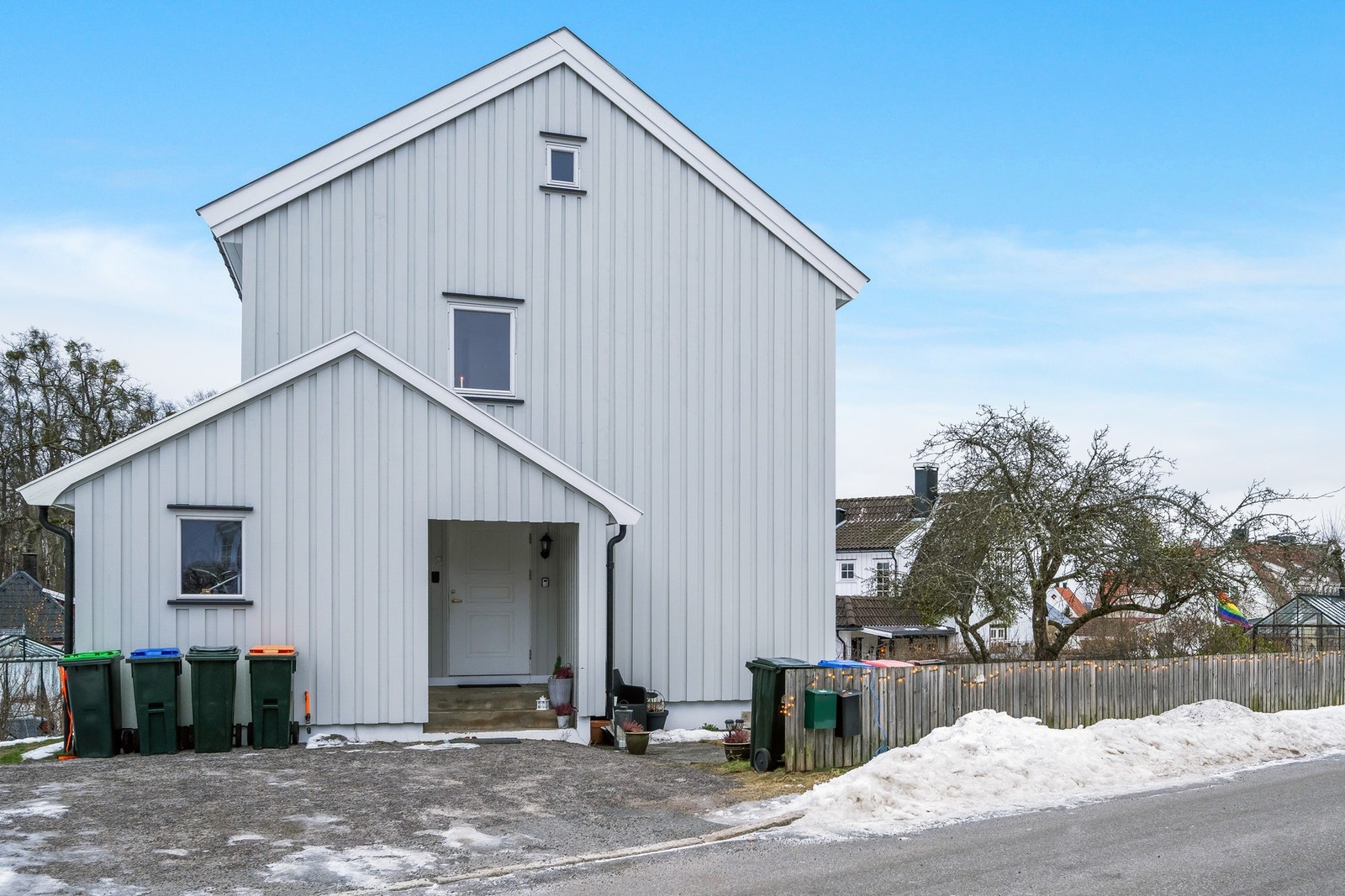 Det medfølger en utvendig p-plass til leiligheten. Galleribilde