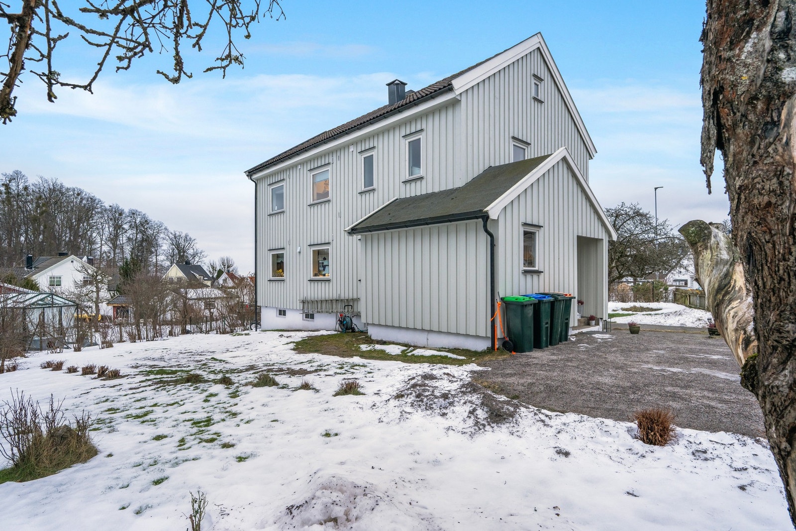 Leiligheten disponerer hagen mot nordvest og her finner man i tillegg en felles utebod med plass til sykler og annet utstyr. Galleribilde