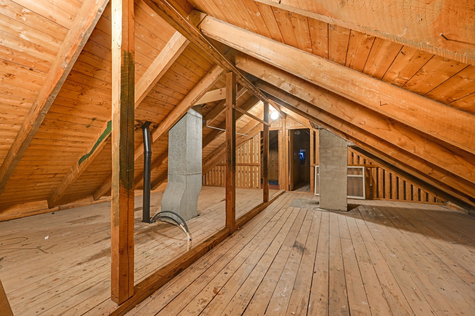 Leiligheten disponerer hele loftet med gode lagringsmuligheter og flere muligheter for bruk. Galleribilde