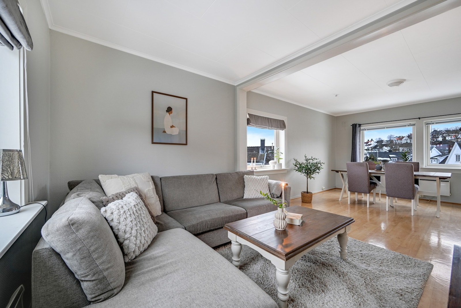 Sofakroken kan enkelt gjøres om til et ekstra soverom om man trenger det Galleribilde