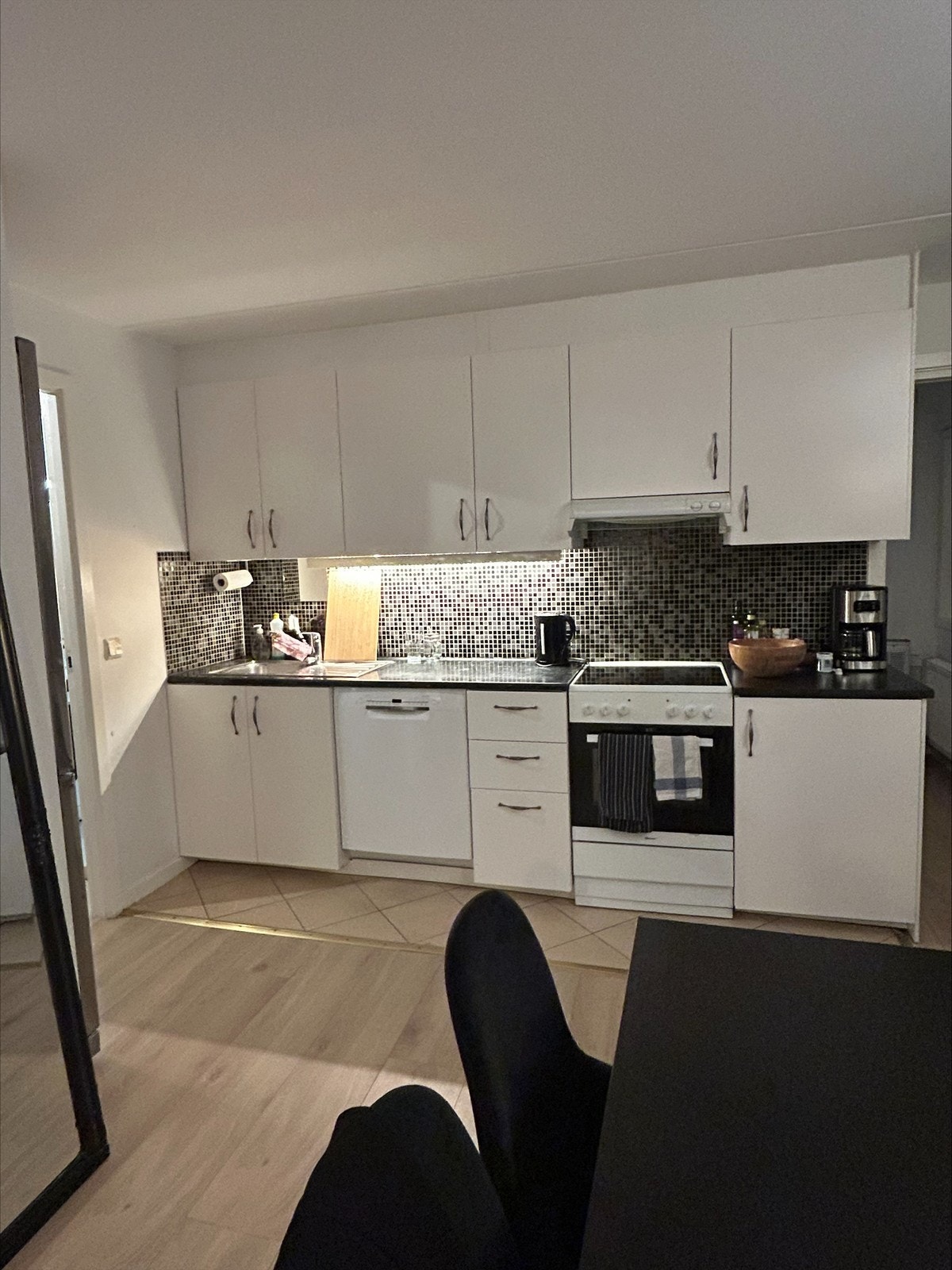 Kjøkken - leietaker må selv handle kjøleskap. mulig å kjøpe for 1500 av gamle leietaker. Galleribilde