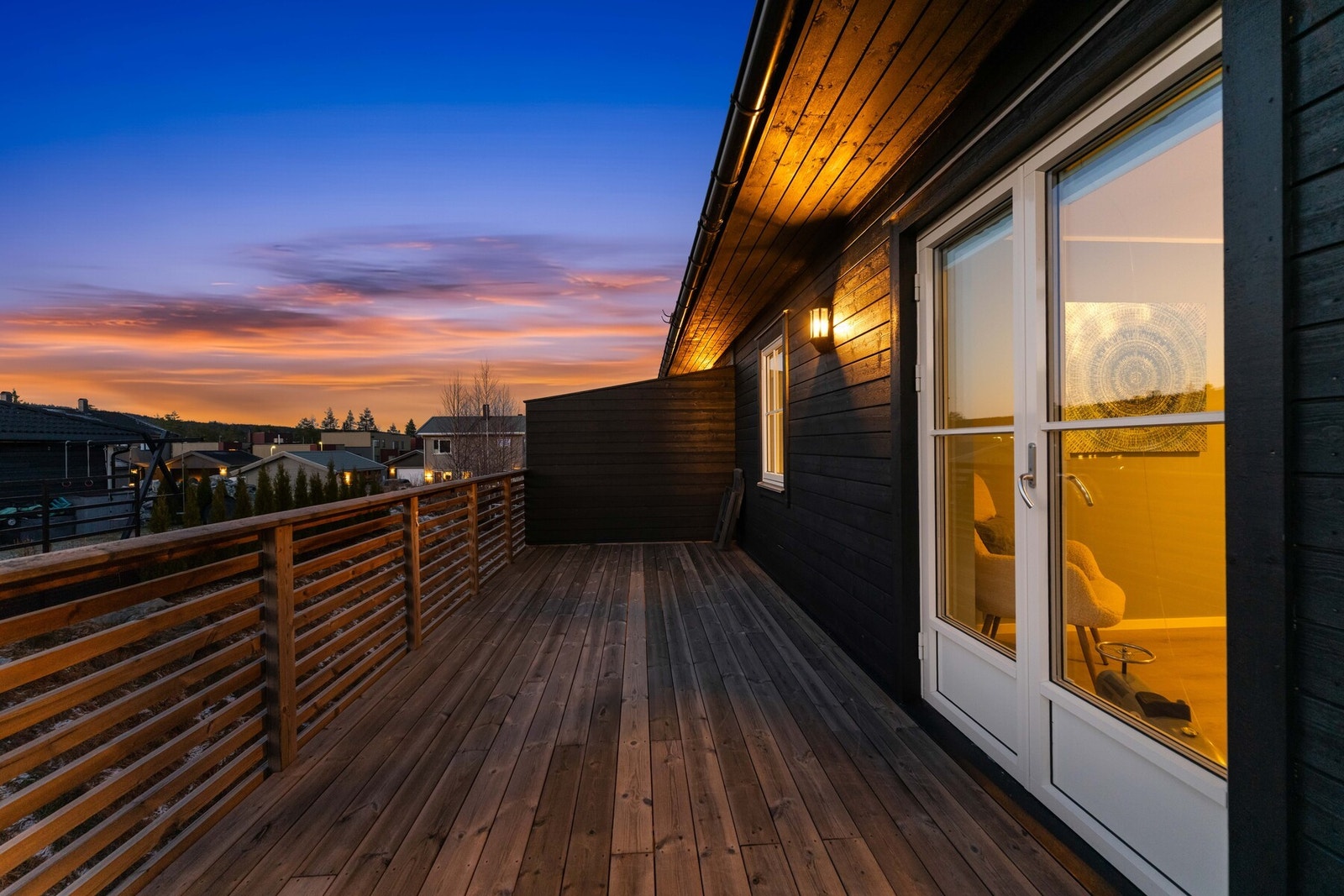 Stor balkong med god plass til både sittegrupper og sosiale soner. Galleribilde