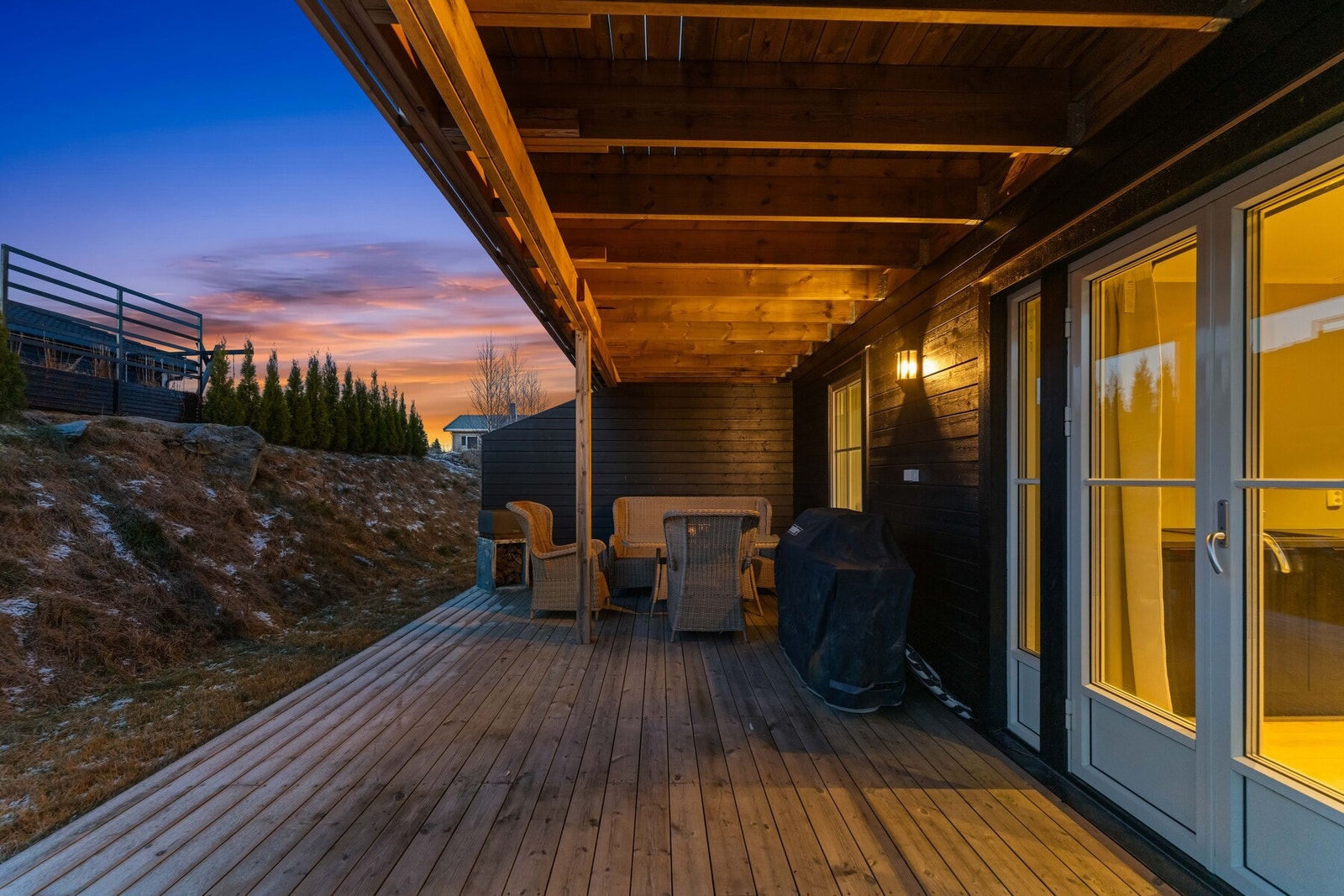Videre fra kjøkkenet er det adkomst til en overbygget terrasse, som byr på en lun uteplass som kan brukes store deler av året. Galleribilde