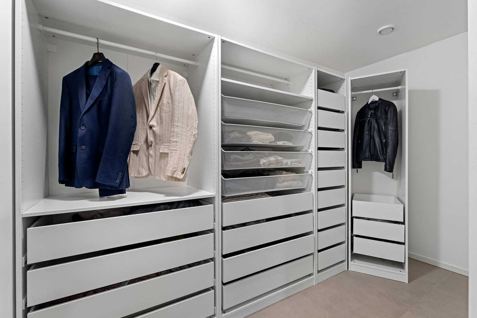 Videre fra entreen har man adkomst til en romslig bod, som der igjen har adkomst til boligens tekniske rom. Galleribilde